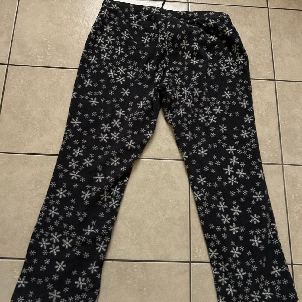 Old Navy Men's Black and White Snowflake Joggers - Picture 6 of 9